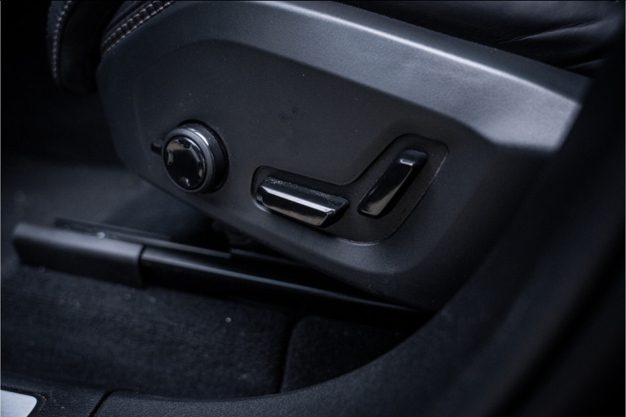 Volvo XC60 2.0 T6 Plug-in hybrid AWD Ultimate Black Edition ** Trekhaak ** Ventilatie ** Panodak ** B&W ** 12-2024!!