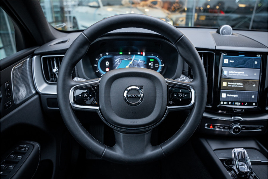 Volvo XC60 2.0 T6 Plug-in hybrid AWD Ultimate Black Edition ** Trekhaak ** Ventilatie ** Panodak ** B&W ** 12-2024!!