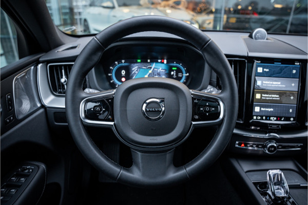 Volvo XC60 2.0 T6 Plug-in hybrid AWD Ultimate Black Edition ** Trekhaak ** Ventilatie ** Panodak ** B&W ** 12-2024!!