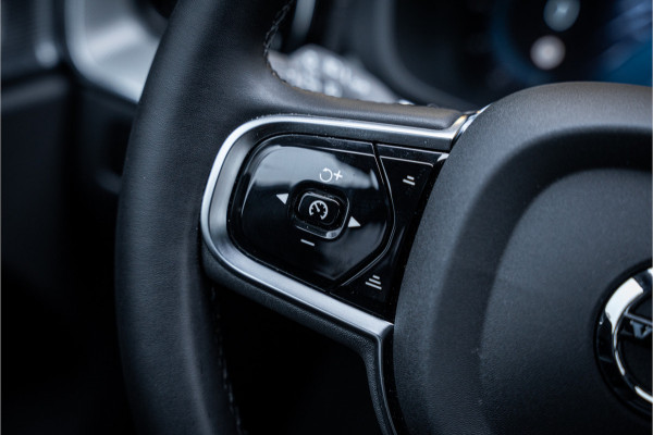 Volvo XC60 2.0 T6 Plug-in hybrid AWD Ultimate Black Edition ** Trekhaak ** Ventilatie ** Panodak ** B&W ** 12-2024!!