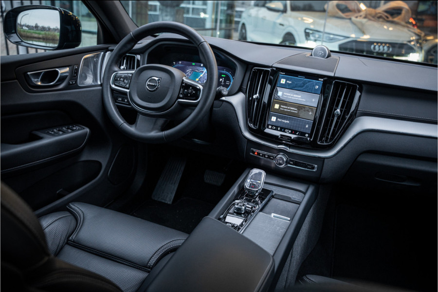 Volvo XC60 2.0 T6 Plug-in hybrid AWD Ultimate Black Edition ** Trekhaak ** Ventilatie ** Panodak ** B&W ** 12-2024!!