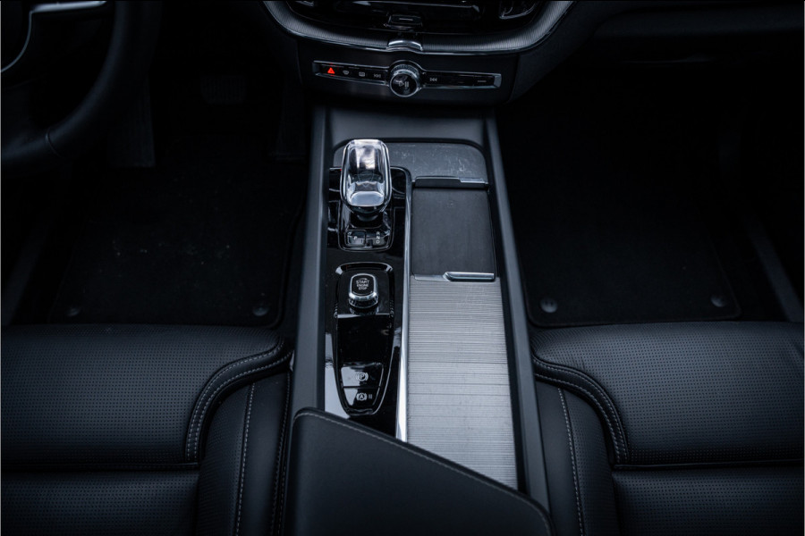 Volvo XC60 2.0 T6 Plug-in hybrid AWD Ultimate Black Edition ** Trekhaak ** Ventilatie ** Panodak ** B&W ** 12-2024!!
