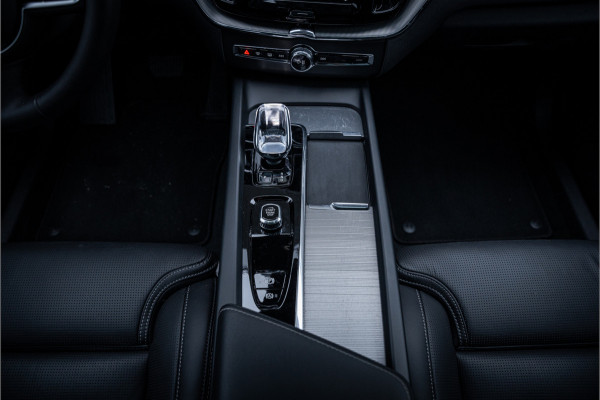 Volvo XC60 2.0 T6 Plug-in hybrid AWD Ultimate Black Edition ** Trekhaak ** Ventilatie ** Panodak ** B&W ** 12-2024!!