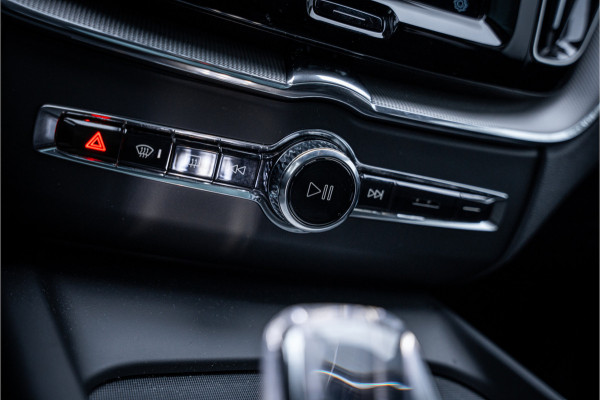 Volvo XC60 2.0 T6 Plug-in hybrid AWD Ultimate Black Edition ** Trekhaak ** Ventilatie ** Panodak ** B&W ** 12-2024!!