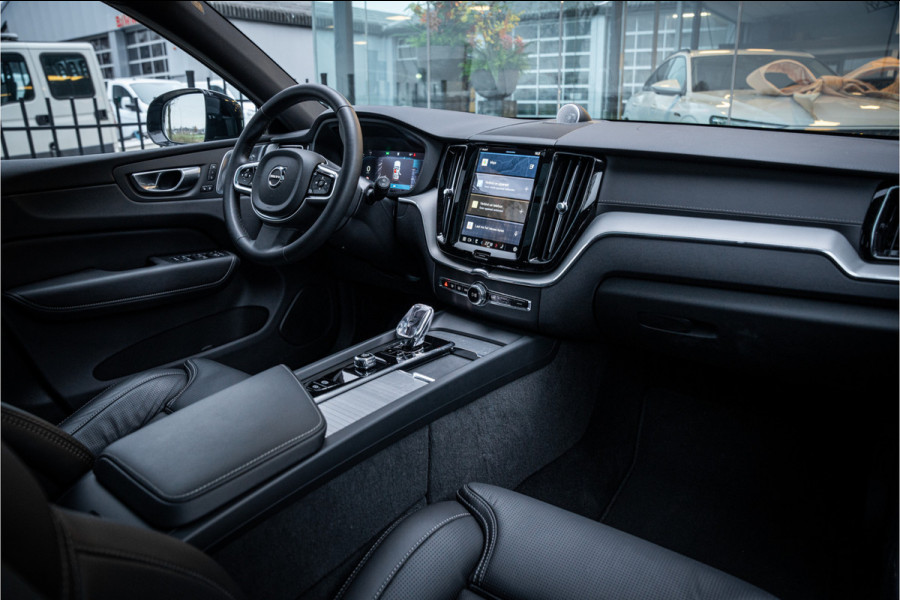 Volvo XC60 2.0 T6 Plug-in hybrid AWD Ultimate Black Edition ** Trekhaak ** Ventilatie ** Panodak ** B&W ** 12-2024!!