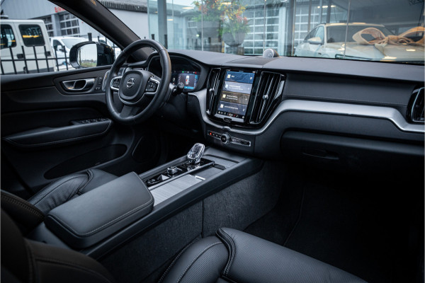 Volvo XC60 2.0 T6 Plug-in hybrid AWD Ultimate Black Edition ** Trekhaak ** Ventilatie ** Panodak ** B&W ** 12-2024!!