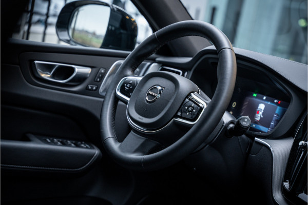 Volvo XC60 2.0 T6 Plug-in hybrid AWD Ultimate Black Edition ** Trekhaak ** Ventilatie ** Panodak ** B&W ** 12-2024!!