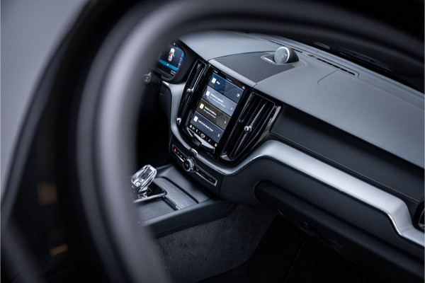 Volvo XC60 2.0 T6 Plug-in hybrid AWD Ultimate Black Edition ** Trekhaak ** Ventilatie ** Panodak ** B&W ** 12-2024!!