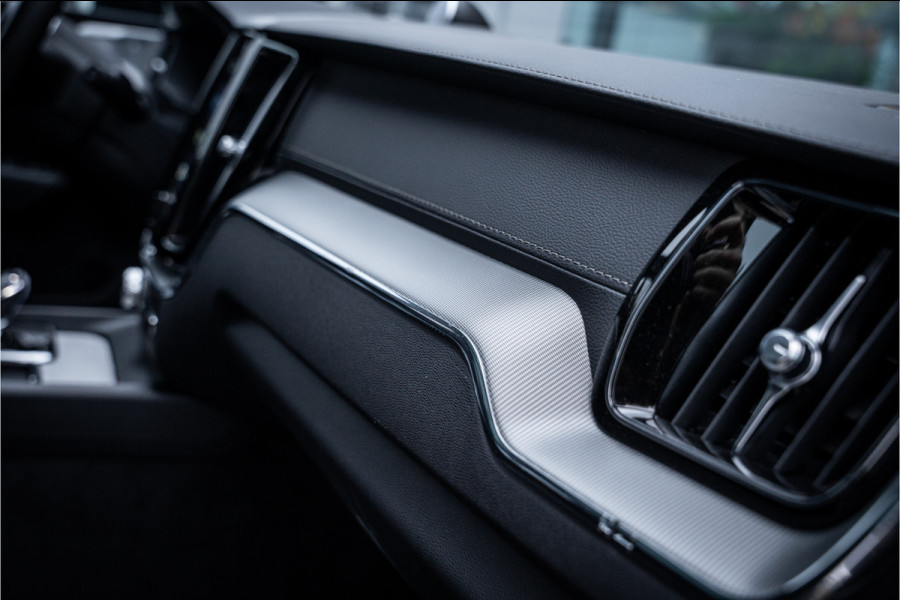 Volvo XC60 2.0 T6 Plug-in hybrid AWD Ultimate Black Edition ** Trekhaak ** Ventilatie ** Panodak ** B&W ** 12-2024!!
