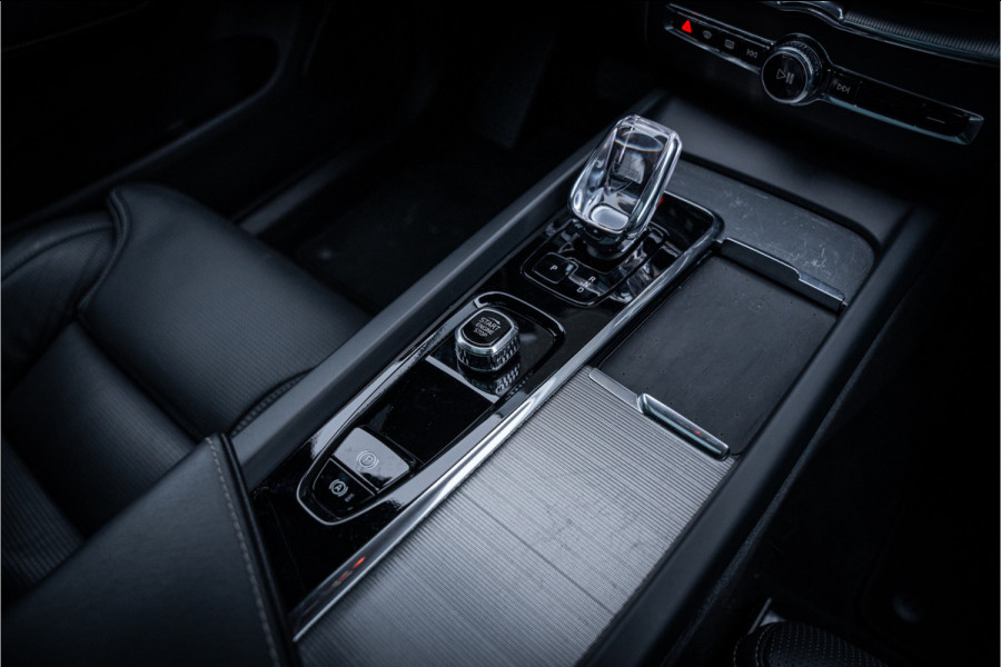 Volvo XC60 2.0 T6 Plug-in hybrid AWD Ultimate Black Edition ** Trekhaak ** Ventilatie ** Panodak ** B&W ** 12-2024!!
