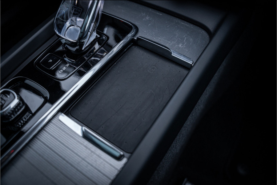 Volvo XC60 2.0 T6 Plug-in hybrid AWD Ultimate Black Edition ** Trekhaak ** Ventilatie ** Panodak ** B&W ** 12-2024!!