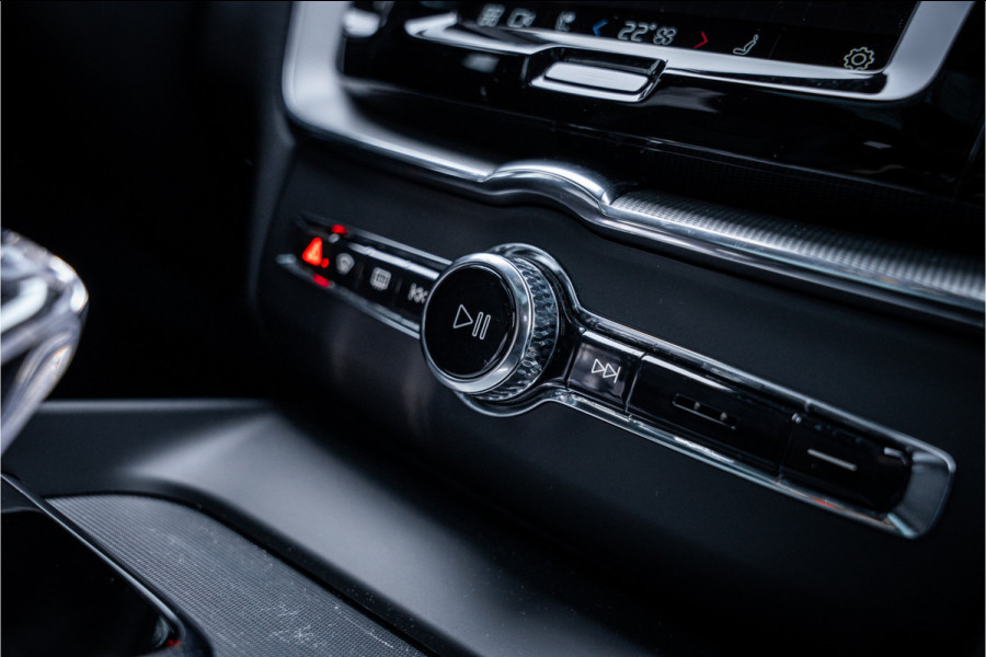 Volvo XC60 2.0 T6 Plug-in hybrid AWD Ultimate Black Edition ** Trekhaak ** Ventilatie ** Panodak ** B&W ** 12-2024!!