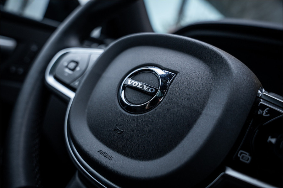 Volvo XC60 2.0 T6 Plug-in hybrid AWD Ultimate Black Edition ** Trekhaak ** Ventilatie ** Panodak ** B&W ** 12-2024!!