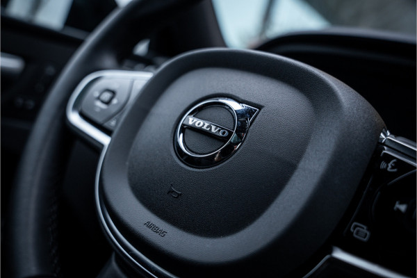 Volvo XC60 2.0 T6 Plug-in hybrid AWD Ultimate Black Edition ** Trekhaak ** Ventilatie ** Panodak ** B&W ** 12-2024!!
