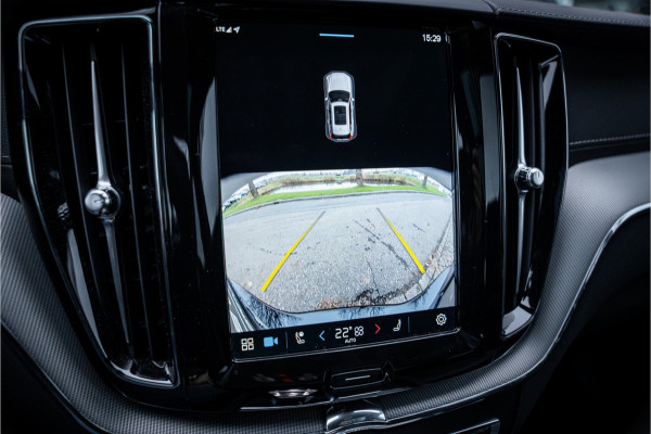 Volvo XC60 2.0 T6 Plug-in hybrid AWD Ultimate Black Edition ** Trekhaak ** Ventilatie ** Panodak ** B&W ** 12-2024!!