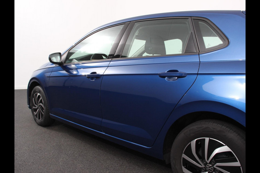 Volkswagen Polo 1.0 TSI Life | DEMO ! | Nieuw model Navigatie Digitale Cockpit Airco Parkeer sensoren V+A | LED Lichtmetalen Velgen