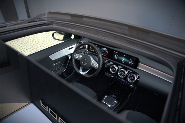 Mercedes-Benz A-Klasse AMG 35 4MATIC | Panoramadak | Burmester | Stoelverwarming | Keyless | Aero pack | Adaptive Cruise Control | Ambiance verlichting | Camera | Driving Assistant | DAB | LED