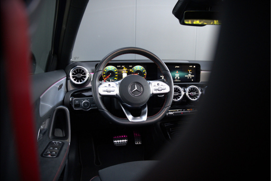 Mercedes-Benz A-Klasse AMG 35 4MATIC | Panoramadak | Burmester | Stoelverwarming | Keyless | Aero pack | Adaptive Cruise Control | Ambiance verlichting | Camera | Driving Assistant | DAB | LED