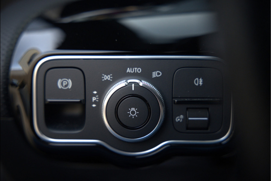 Mercedes-Benz A-Klasse AMG 35 4MATIC | Panoramadak | Burmester | Stoelverwarming | Keyless | Aero pack | Adaptive Cruise Control | Ambiance verlichting | Camera | Driving Assistant | DAB | LED