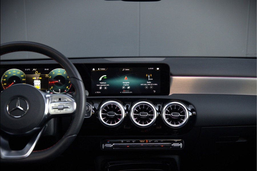 Mercedes-Benz A-Klasse AMG 35 4MATIC | Panoramadak | Burmester | Stoelverwarming | Keyless | Aero pack | Adaptive Cruise Control | Ambiance verlichting | Camera | Driving Assistant | DAB | LED