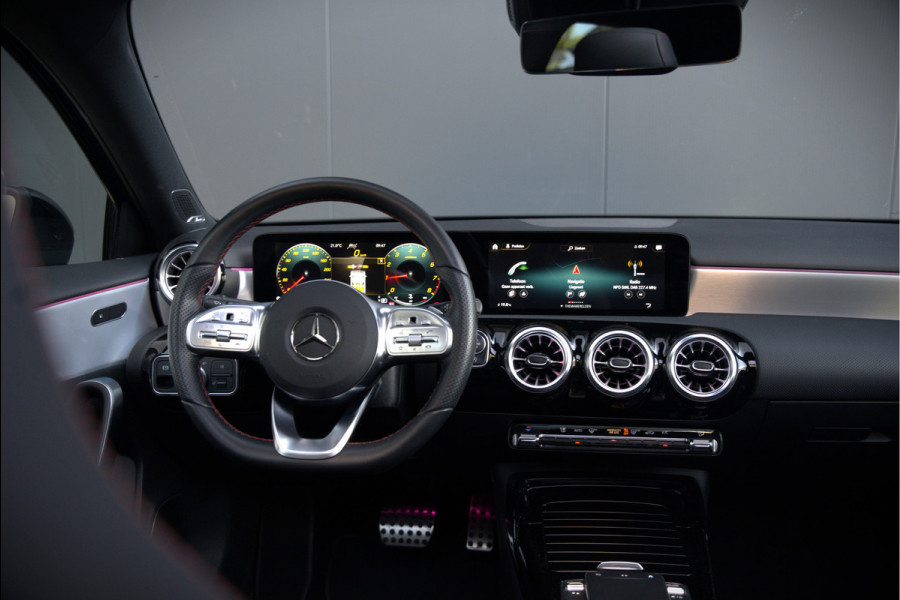 Mercedes-Benz A-Klasse AMG 35 4MATIC | Panoramadak | Burmester | Stoelverwarming | Keyless | Aero pack | Adaptive Cruise Control | Ambiance verlichting | Camera | Driving Assistant | DAB | LED