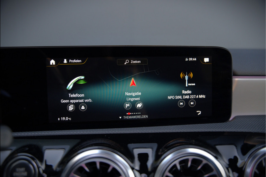 Mercedes-Benz A-Klasse AMG 35 4MATIC | Panoramadak | Burmester | Stoelverwarming | Keyless | Aero pack | Adaptive Cruise Control | Ambiance verlichting | Camera | Driving Assistant | DAB | LED