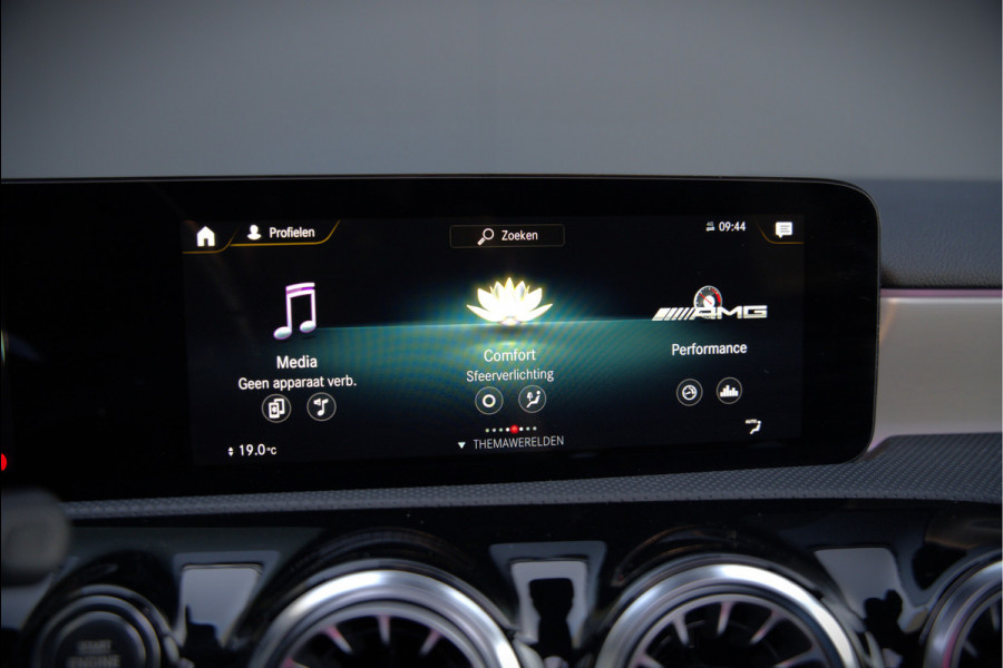 Mercedes-Benz A-Klasse AMG 35 4MATIC | Panoramadak | Burmester | Stoelverwarming | Keyless | Aero pack | Adaptive Cruise Control | Ambiance verlichting | Camera | Driving Assistant | DAB | LED