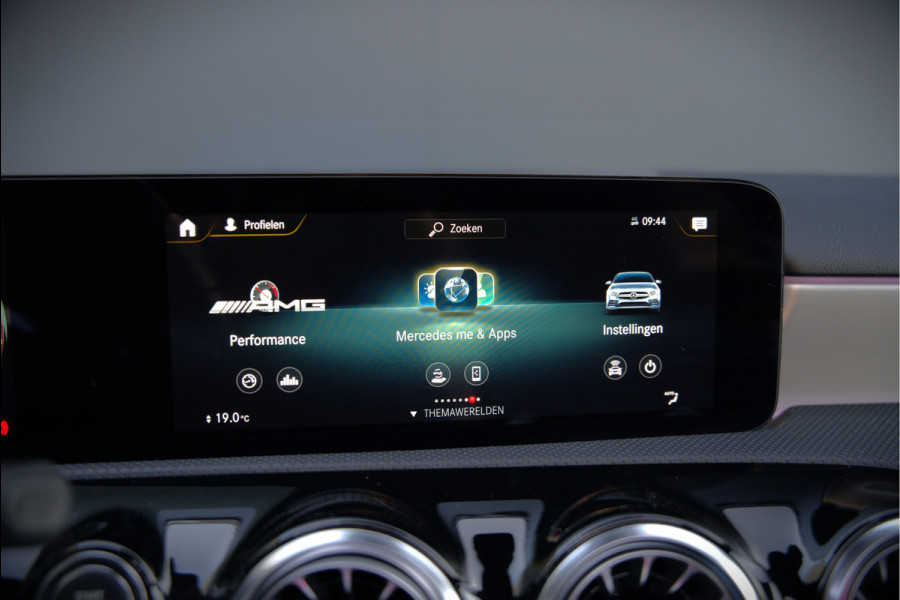 Mercedes-Benz A-Klasse AMG 35 4MATIC | Panoramadak | Burmester | Stoelverwarming | Keyless | Aero pack | Adaptive Cruise Control | Ambiance verlichting | Camera | Driving Assistant | DAB | LED