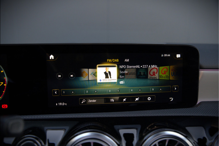 Mercedes-Benz A-Klasse AMG 35 4MATIC | Panoramadak | Burmester | Stoelverwarming | Keyless | Aero pack | Adaptive Cruise Control | Ambiance verlichting | Camera | Driving Assistant | DAB | LED