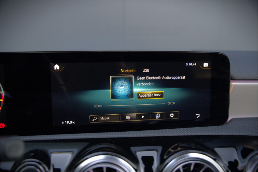 Mercedes-Benz A-Klasse AMG 35 4MATIC | Panoramadak | Burmester | Stoelverwarming | Keyless | Aero pack | Adaptive Cruise Control | Ambiance verlichting | Camera | Driving Assistant | DAB | LED