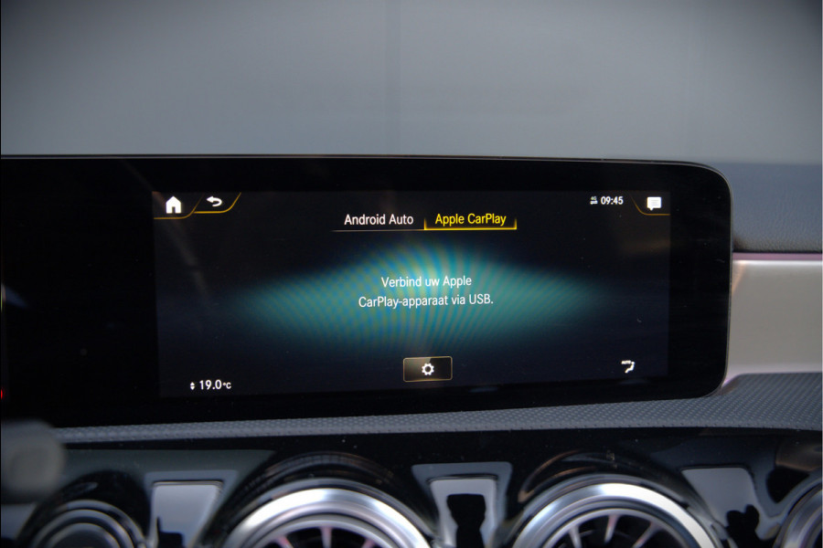 Mercedes-Benz A-Klasse AMG 35 4MATIC | Panoramadak | Burmester | Stoelverwarming | Keyless | Aero pack | Adaptive Cruise Control | Ambiance verlichting | Camera | Driving Assistant | DAB | LED