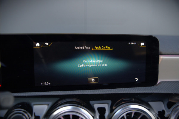 Mercedes-Benz A-Klasse AMG 35 4MATIC | Panoramadak | Burmester | Stoelverwarming | Keyless | Aero pack | Adaptive Cruise Control | Ambiance verlichting | Camera | Driving Assistant | DAB | LED