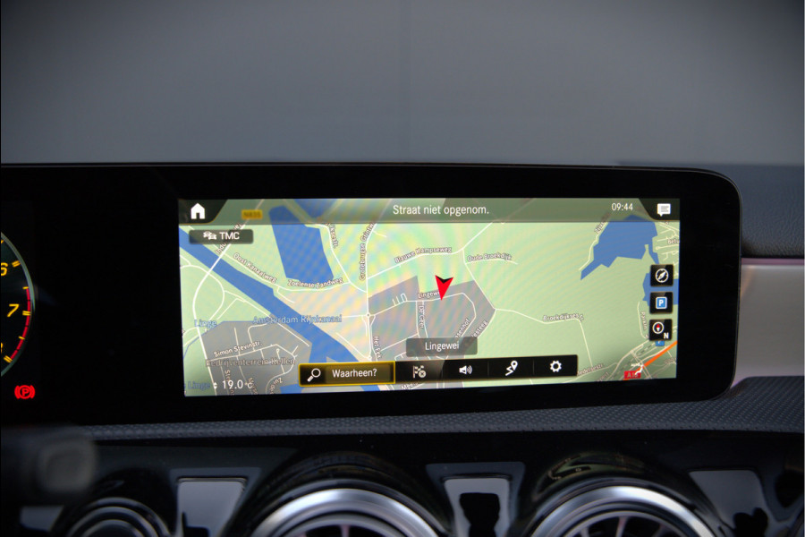 Mercedes-Benz A-Klasse AMG 35 4MATIC | Panoramadak | Burmester | Stoelverwarming | Keyless | Aero pack | Adaptive Cruise Control | Ambiance verlichting | Camera | Driving Assistant | DAB | LED