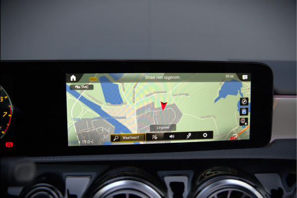 Mercedes-Benz A-Klasse AMG 35 4MATIC | Panoramadak | Burmester | Stoelverwarming | Keyless | Aero pack | Adaptive Cruise Control | Ambiance verlichting | Camera | Driving Assistant | DAB | LED