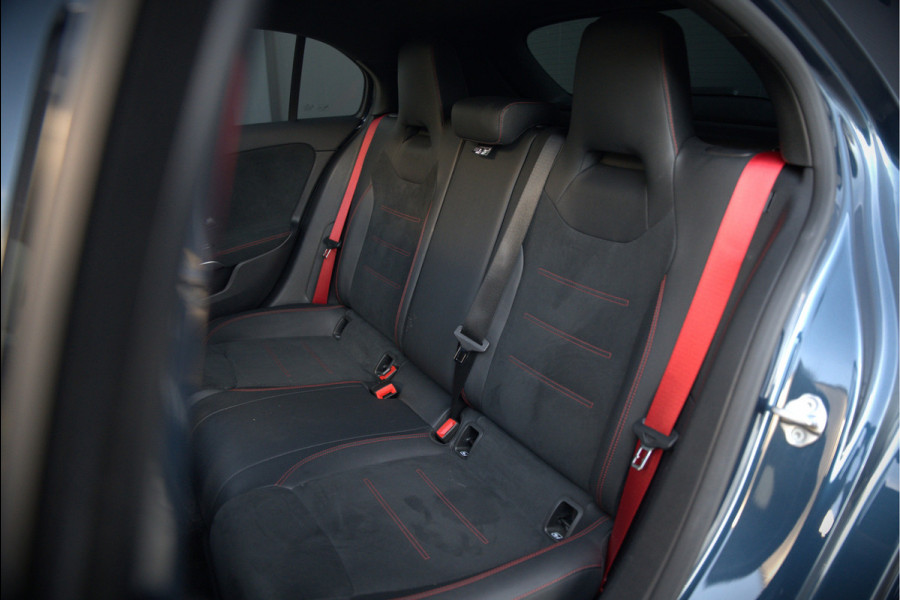 Mercedes-Benz A-Klasse AMG 35 4MATIC | Panoramadak | Burmester | Stoelverwarming | Keyless | Aero pack | Adaptive Cruise Control | Ambiance verlichting | Camera | Driving Assistant | DAB | LED
