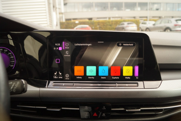Volkswagen Golf 2.0 TDI Life Active Edition -LED-ECC-PDC-NAVI-