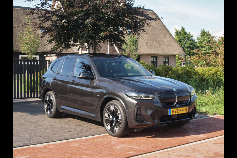 BMW iX3 High Executive 80 kWh | Panoramadak | Camera | Cruise Control | Trekhaak | Apple Carplay |
