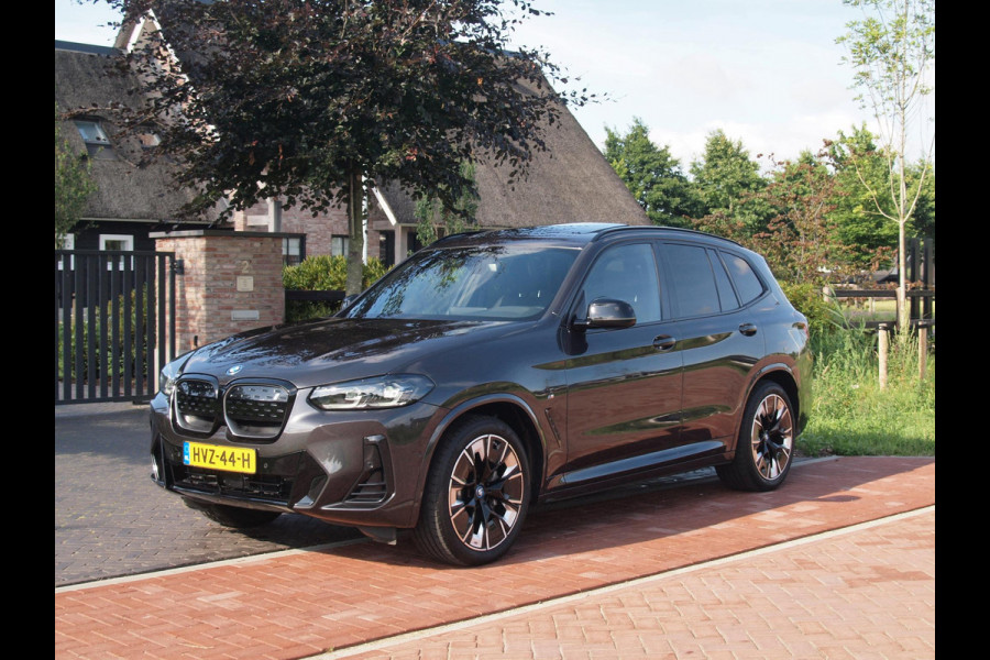 BMW iX3 High Executive 80 kWh | Panoramadak | Camera | Cruise Control | Trekhaak | Apple Carplay |