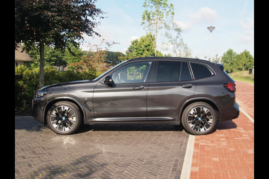 BMW iX3 High Executive 80 kWh | Panoramadak | Camera | Cruise Control | Trekhaak | Apple Carplay |