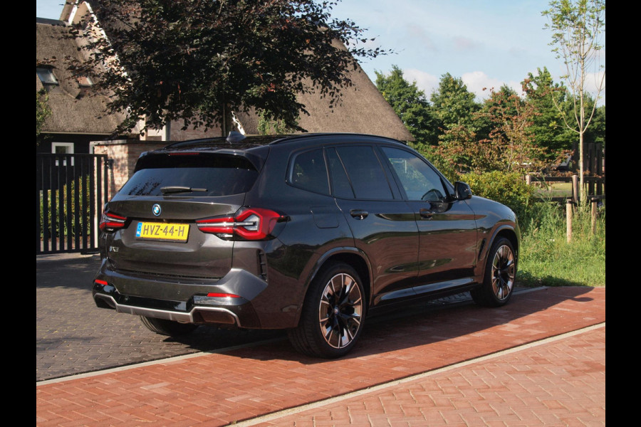 BMW iX3 High Executive 80 kWh | Panoramadak | Camera | Cruise Control | Trekhaak | Apple Carplay |