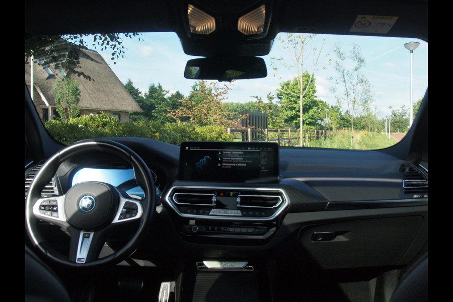 BMW iX3 High Executive 80 kWh | Panoramadak | Camera | Cruise Control | Trekhaak | Apple Carplay |