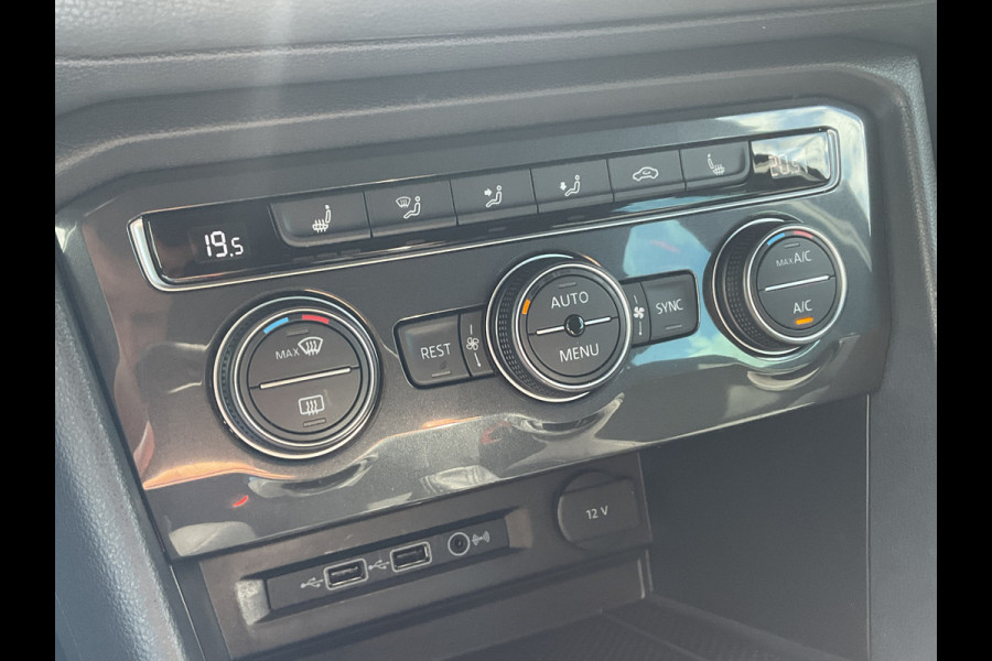 Volkswagen Tiguan 1.5 TSI ACT R-line Automaat Pano.dak Trekhaak Stoelverw+Massage Keyless Vol opties!