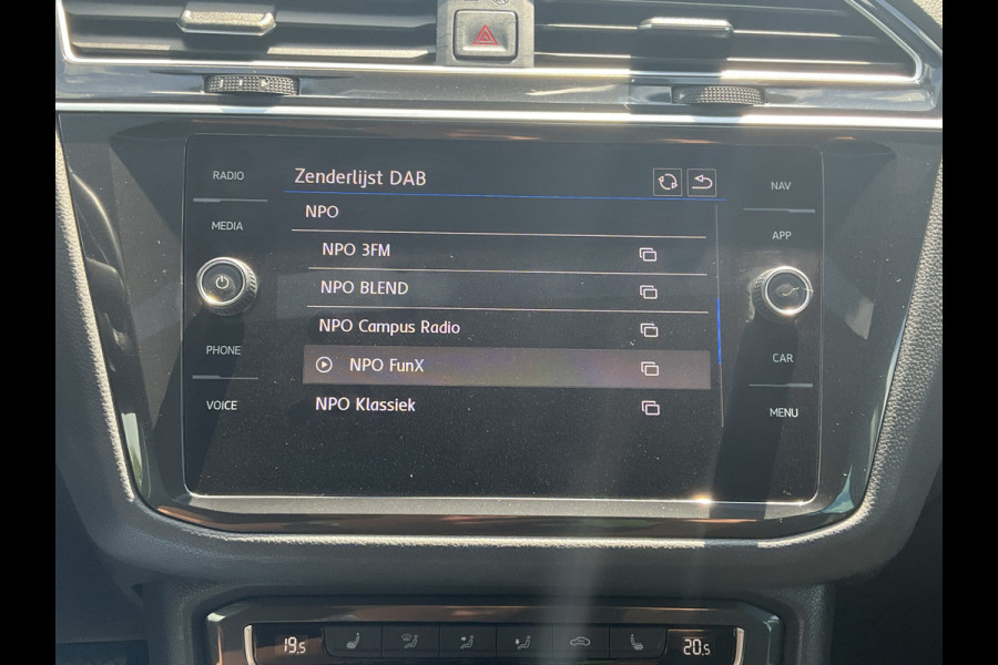 Volkswagen Tiguan 1.5 TSI ACT R-line Automaat Pano.dak Trekhaak Stoelverw+Massage Keyless Vol opties!