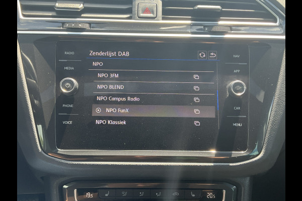 Volkswagen Tiguan 1.5 TSI ACT R-line Automaat Pano.dak Trekhaak Stoelverw+Massage Keyless Vol opties!