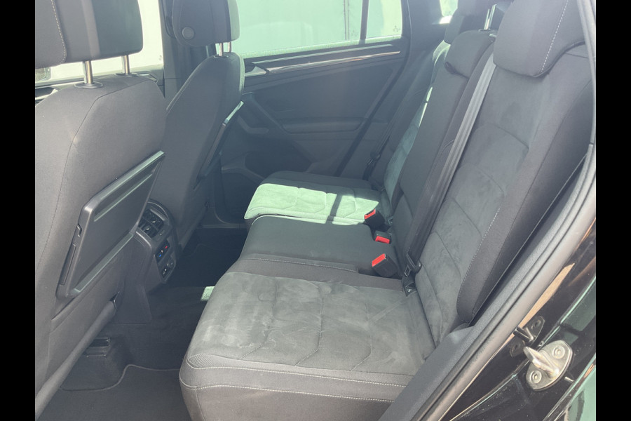Volkswagen Tiguan 1.5 TSI ACT R-line Automaat Pano.dak Trekhaak Stoelverw+Massage Keyless Vol opties!