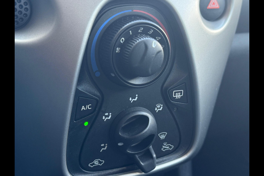 Toyota Aygo 1.0 VVT-i x-play NAVI | AIRCO | 5 DEURS