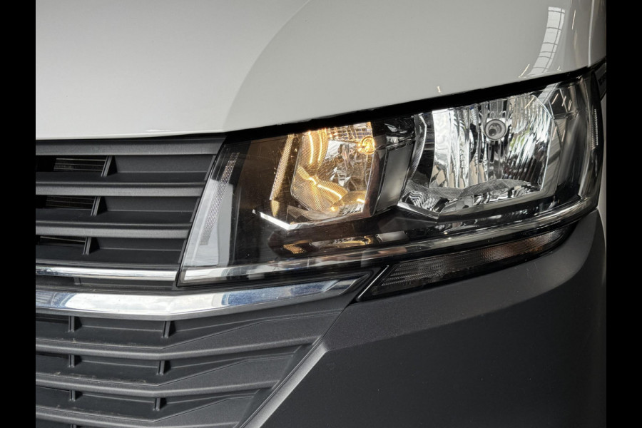 Volkswagen Transporter L2H1 Dubbele cabine 5 persoons Navi Apple Carplay / Android auto Cruise control Trekhaak Parkeersensoren Euro6