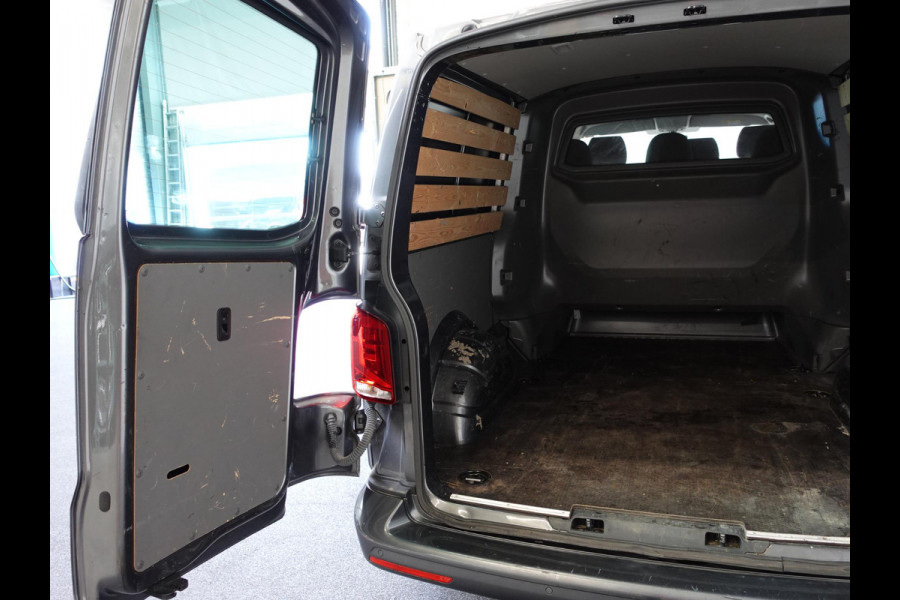 Volkswagen Transporter 2.0 TDI L2H1 28 Dubbele Cabine Highline Automaat Airco Cruise Control adaptief Parkeersensoren Trekhaak