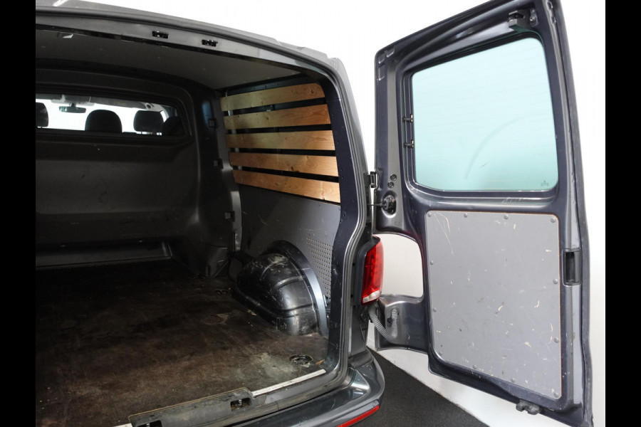 Volkswagen Transporter 2.0 TDI L2H1 28 Dubbele Cabine Highline Automaat Airco Cruise Control adaptief Parkeersensoren Trekhaak