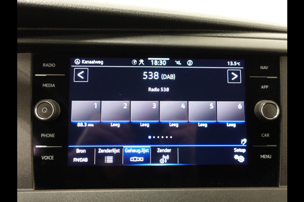 Volkswagen Transporter 2.0 TDI L2H1 102pk Airco Cruisecontrol Navigatie Apple Carplay parkeersensoren
